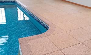 Резиновая плитка – залог безопасности для бассейна и аквазон
